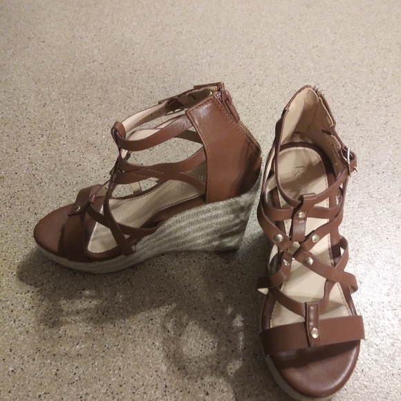 Shoes - Refresh 6.5 wedges brown sandal strappy twine gold
